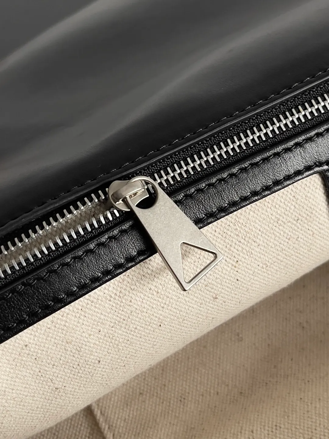 Batch 2460 Bottega Veneta's new men's Portfolio bag is a multi-functional and fashionable men's bag woven with cowhide, equipped with 1 internal zipper pocket and 2 flat pockets. It is absolutely no problem to store laptops, files and iPads. It is different from traditional briefcases. It is fashionable and versatile, and can be worn in formal or casual wear. It is super practical, extremely cost-effective, and feels practical minimalism! Style number: 795102 Size: 41*32*8cm